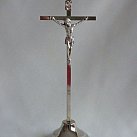 Krzyż metalowy stojący w kolorze srebrnym